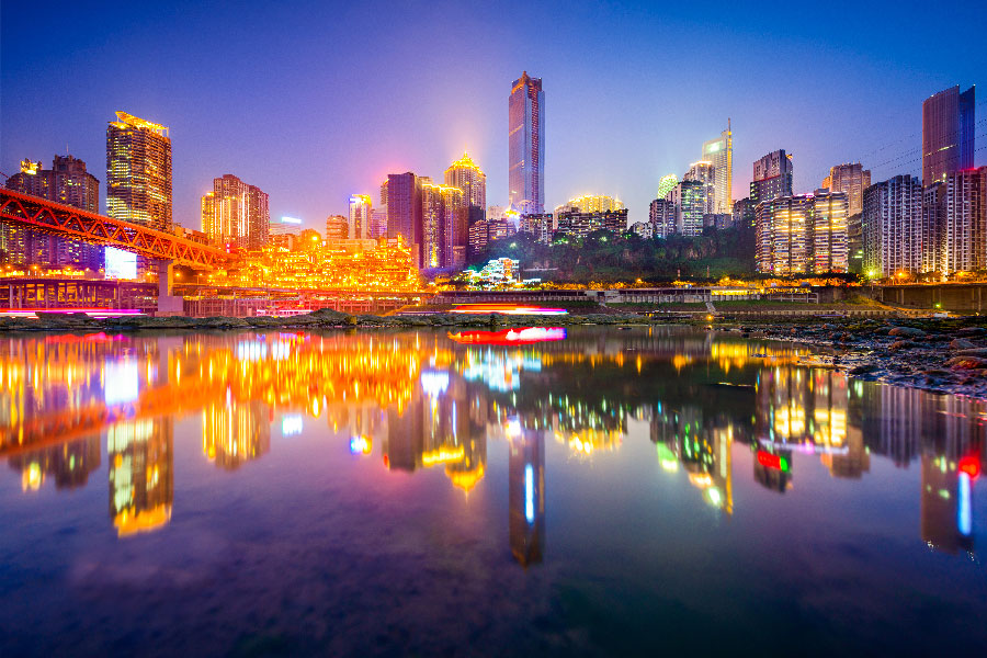ciudad de chongquin de noche iluminada por las luces de la ciudad