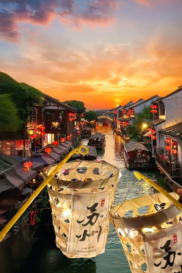 lamparas encendidas de fondo en el rio de Suzhou