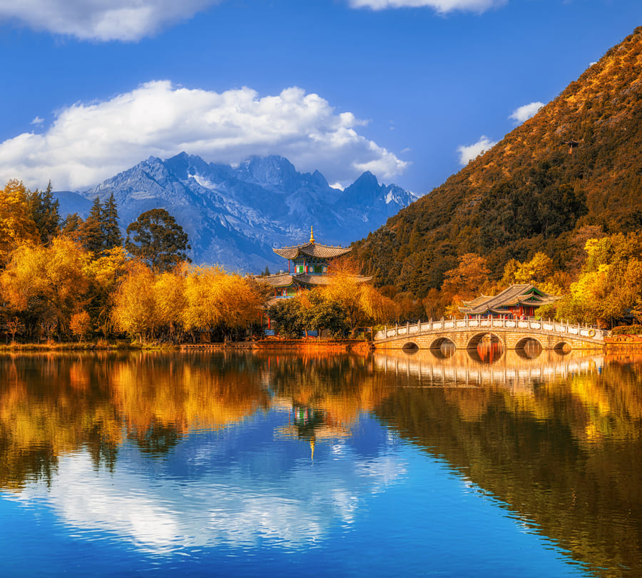 puente de Yunnan con la montaña nevada por detrás