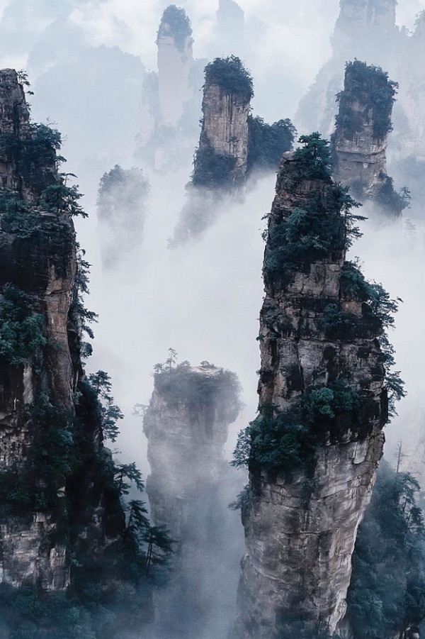 montañas de Zhangjiajie con neblina