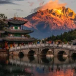 Templo de Ligiang con montaña en el horizonte