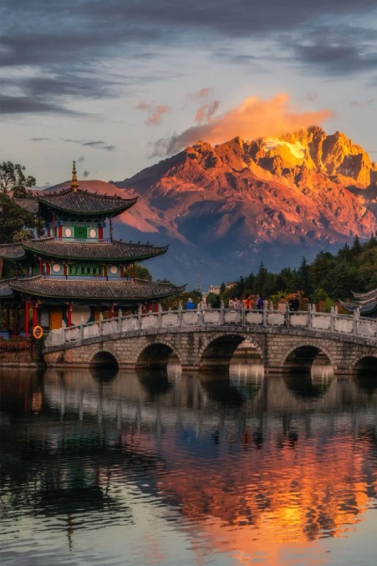 Puente y templo con montaña en el horizonte de ligiang