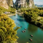 montañas y un rio color turquesa