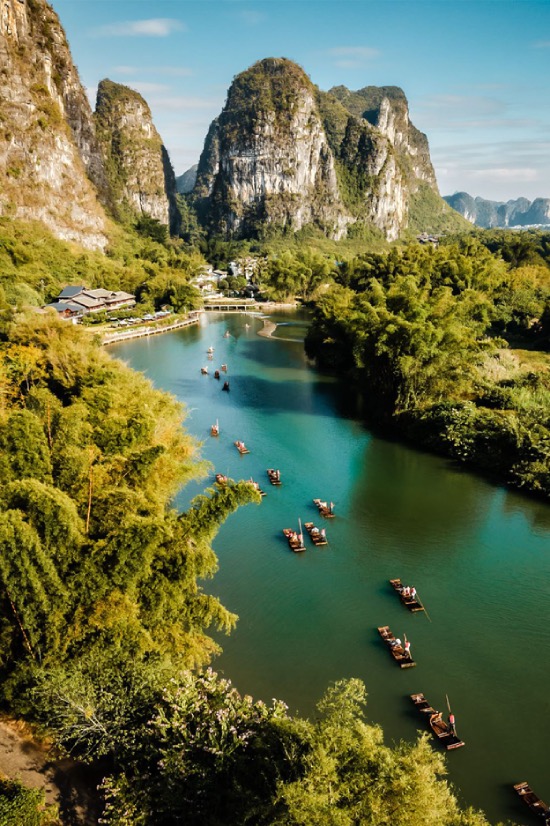Rio turquesa de yangsguo entre las montañas
