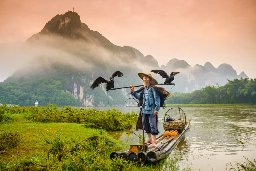 hombre parado sobre lancha en lago
